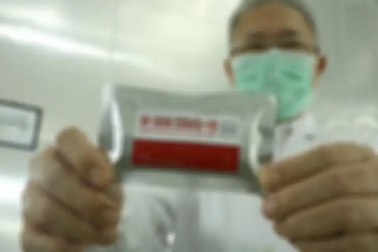  Prof. Mulyanto Kepala Laboraturium Hepatika Bumi Gora, Kota Mataram NTB, menunjukkan RI-GHA Covid19 , sebuah alat rapid tes buatannya