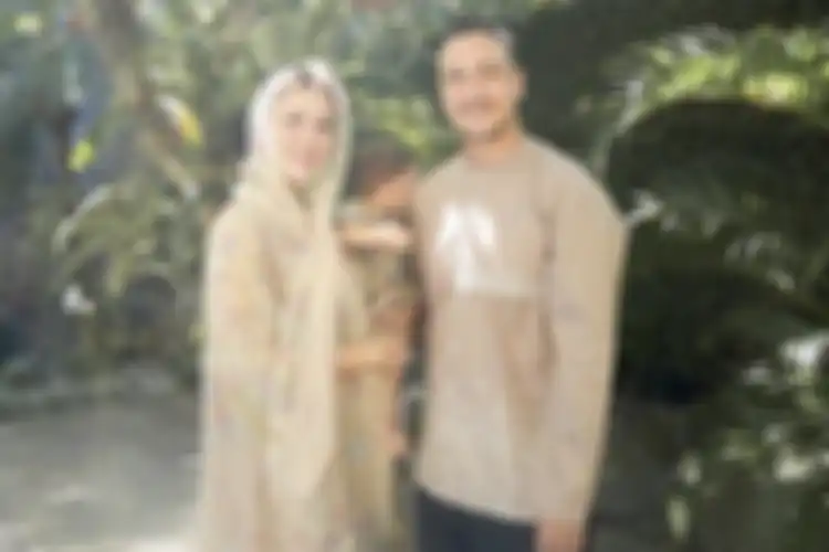 Pasangan selebritas Raisa Andriana dan Hamish Daud bersama anak mereka, Zalina (Bidikan layar Instagram Raisa)