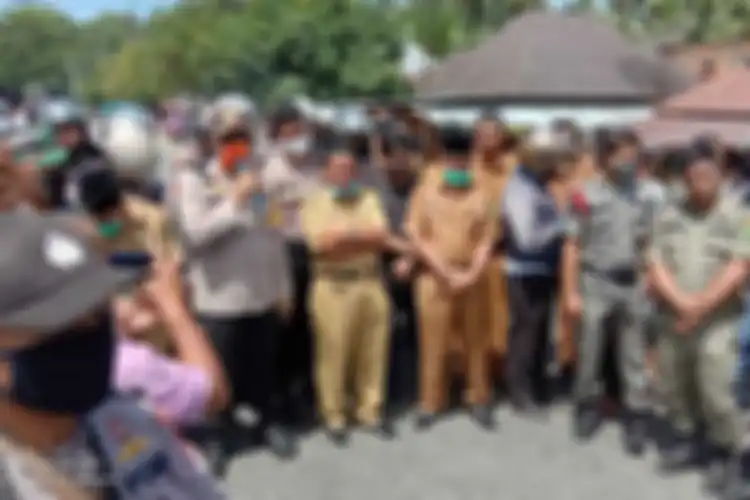 Gara-gara pembagian BLT Covid-19 ratusan warga memblokade jalan dan berujung bentrok dengan petugas keamanan di Desa Mompang Julu, Panyabungan Utara, Mandailing Natal, Senin (29/06/2020). Kejadian itu menyebabkan sedikitnya enam polisi luka-luka dan tiga kendaraan hangus dibakar massa.