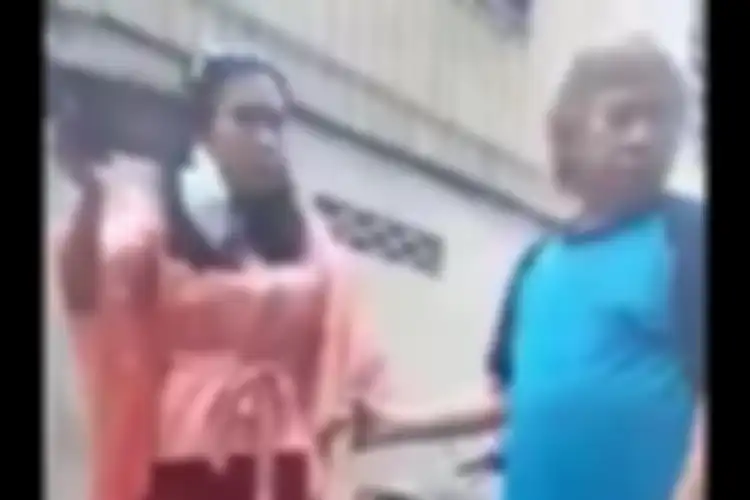 Wanita lempar Alquran