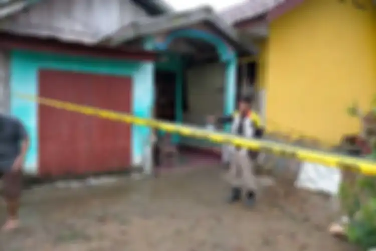 Polisi melakukan olah tempat kejadian perkara pembunuhan guru SD di Banyuasin, Sumatera Selatan