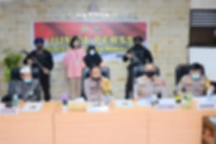 Pelaku pelempar Al Quran INC (jilbab hitam), saat konferensi pers di aula Polres Pelabuhan Makassar, Jumat (10/7/2020).