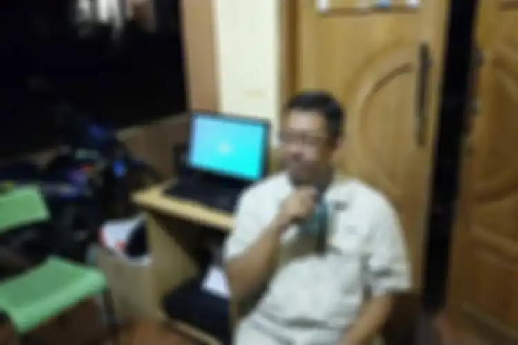 Budi Hermawan, warga Desa Mekarsari Kecamatan Cibatu, Garut memasang sendiri jaringan kabel fiber optik untuk warga desanya. 