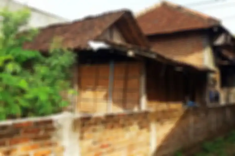 Rumah Wisnu Widodo di Kabupaten Ponorogo yang dipagar oleh tetangganya dengan tembok bata setinggi 1 meter karena sering menginjak tahi ayam.Meski pengadilan Negeri Ponorogo memenangkan pihak Wisnu, namun Mistun masih engan membongkar tembok.