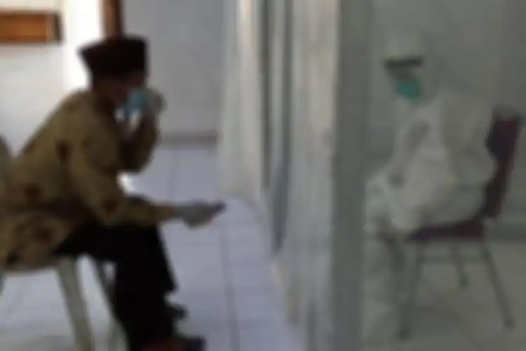 Proses ijab qabul pengantin pasien Covid-19 di Pacitan yang harus berlangsung dalam protokol kesehatan ketat