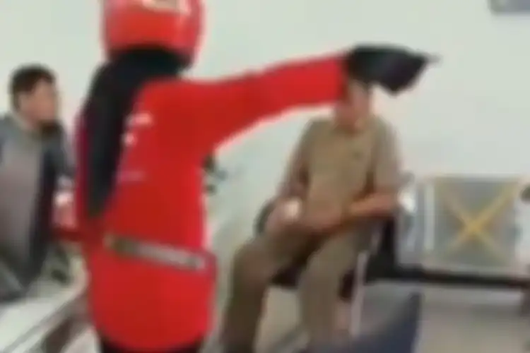Tangkapan layar video saat Camat Samarinda Kota, Anis Siswantini (baju merah) sedang memarahi pimpinan kantor yang membiarkan sampah berserakan di Jalan KH Ahmad Dahlan, Kota Samarinda, Kaltim, Jumat (24/7/2020) pagi.