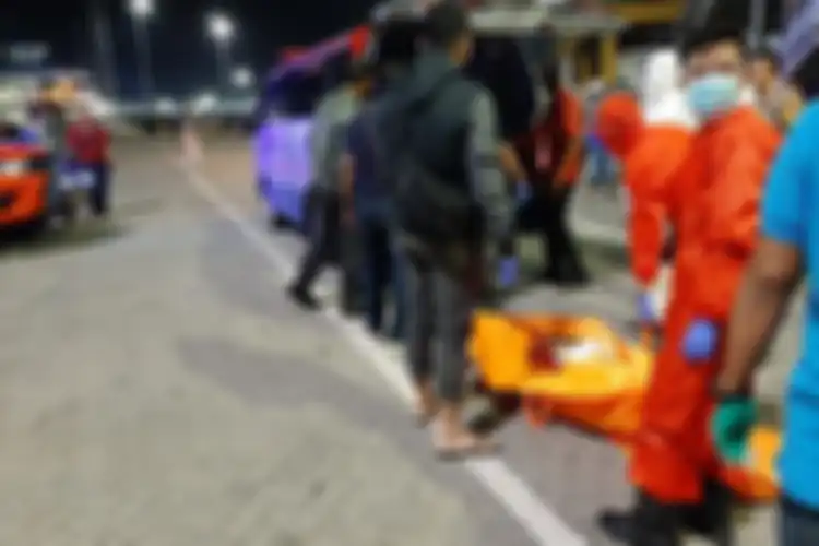 Sopir dan penumpang travel ditemukan tewas telanjang di dalam mobil.