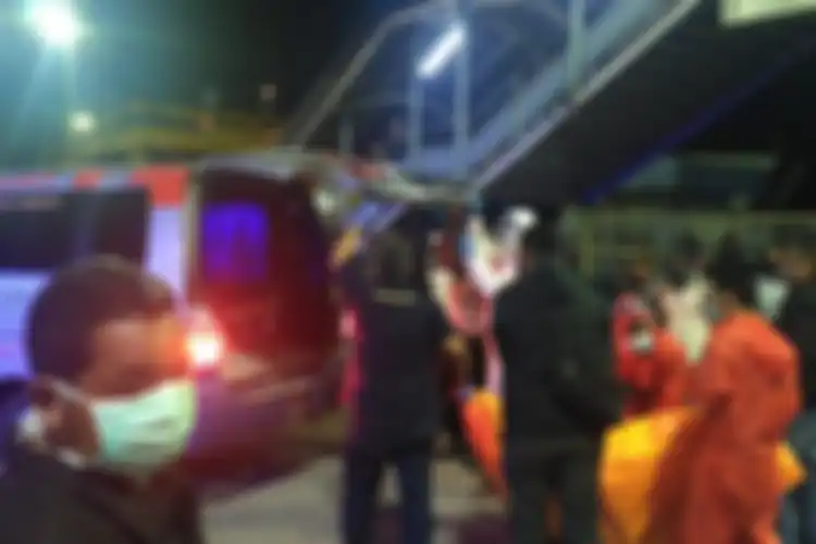 Sopir dan penumpang travel ditemukan tewas telanjang di dalam mobil.