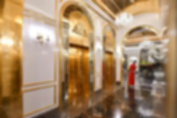 Lift didesain dengan lapisan emas 24 karat.