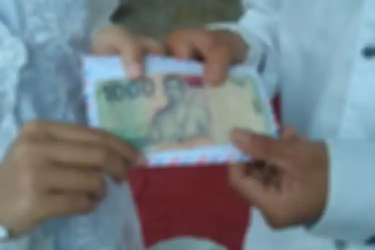 Foto Pahrurrozi dan Widiawati usai melangsungkan pernikahan dengan maskawin 1000 rupiah