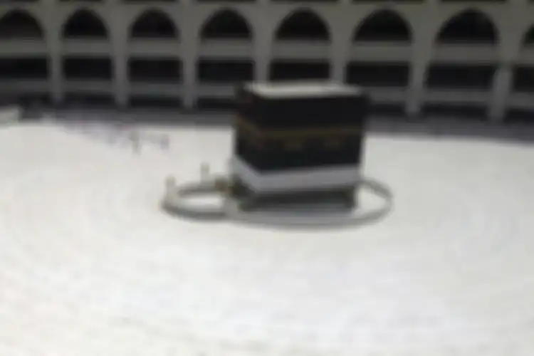 Jemaah berbaris ketika keluar setelah mereka mengelilingi Kabah di Masjidil Haram, Arab Saudi, Rabu (29/72020)(STR)