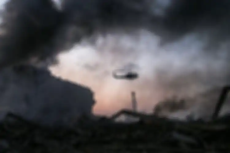 Sebuah helikopter berusaha memadamkan api dalam ledakan yang terjadi di pelabuhan Beirut, ibu kota Lebanon, pada 4 Agustus 2020.