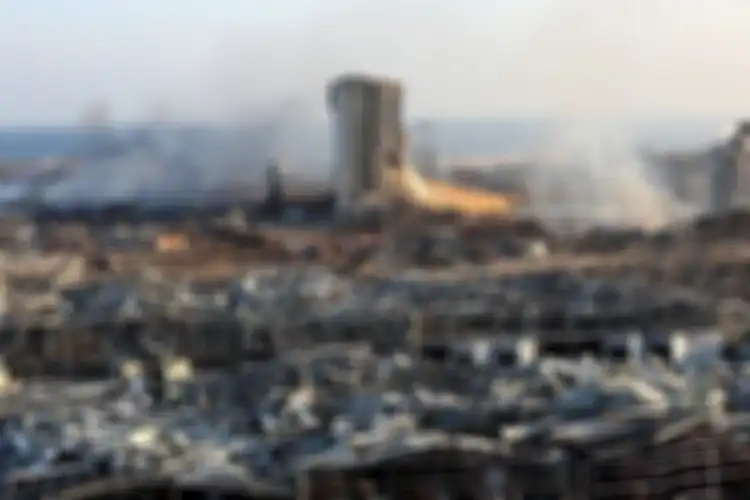 Pemandangan yang menunjukkan kondisi Beirut, Lebanon, pada 5 Agustus 2020 setelah ledakan yang menghantam sehari sebelumnya (4/8/2020), menewaskan 100 orang dan melukai ribuan lainnya.