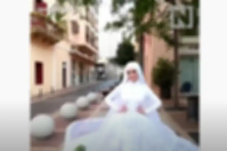 Pengantin wanita yang terempas karena ledakan di Beirut, Lebanon