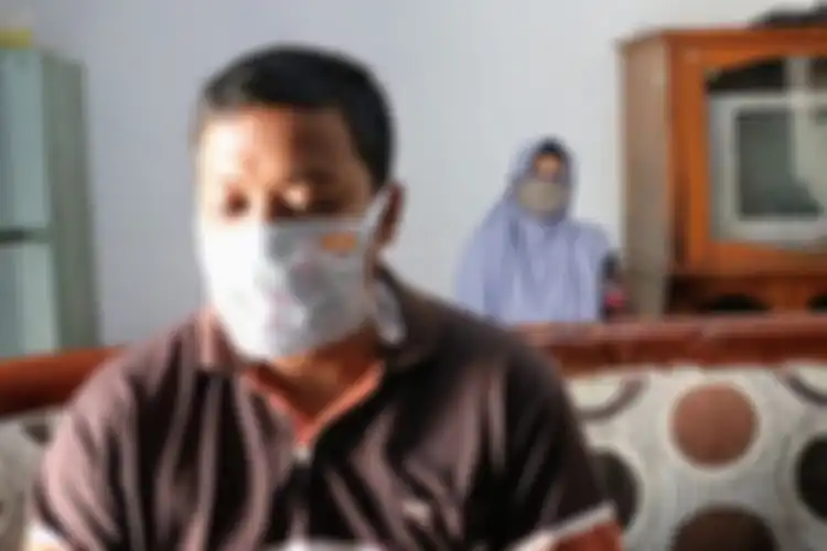BK (29) bersama sejumlah kerabatnya saat ditemui di rumahnya, Kamis (6/8/2020). BK adala suami dari pasien yang menjalani persalinan tanpa bantuan tenaga medis di salah satu rumah sakit di Kabupaten Jombang, Jawa Timur
