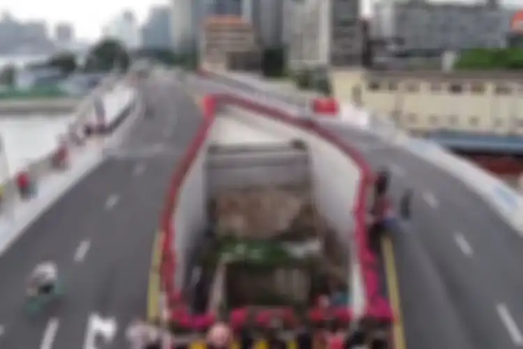 Rumah di tengah jalan layang Haizhuyong Bridge, di kota Guangzhou, Provinsi Guangdong, China. 