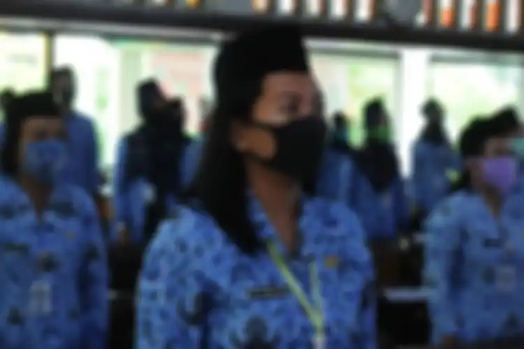 Sejumlah Aparatur Sipil Negara (ASN) menggunakan masker saat mengikuti pelantikan secara daring di Kantor Pemerintah Kabupaten Klaten, Jawa Tengah, Jumat (5/6/2020). 