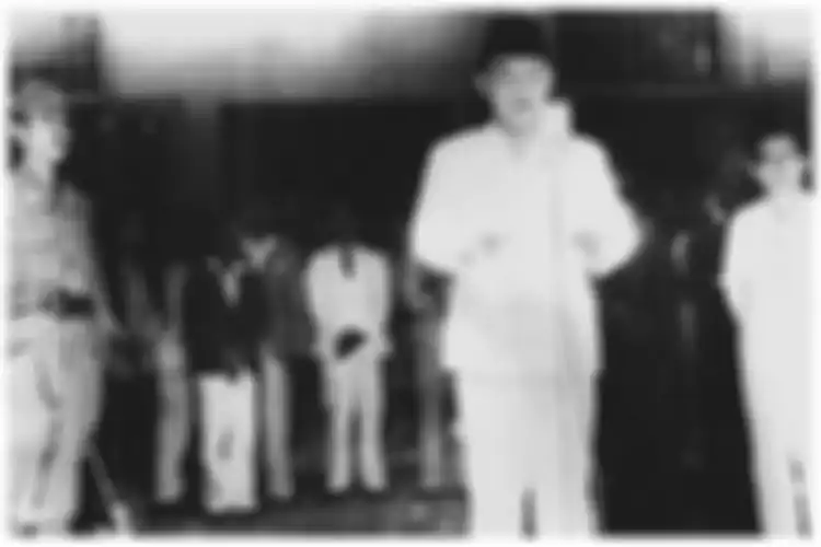 Pembacaan Teks Proklamasi Kemerdekaan Indonesia oleh Soekarno pada 17 Agustus 1945.