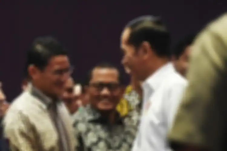 Presiden Joko Widodo (kanan) berbincang dengan mantan Ketua Umum HIPMI Sandiaga Uno (kiri) sebelum menghadiri acara pelantikan Badan Pengurus Pusat Himpunan Pengusaha Muda Indonesia (BPP HIPMI) periode 2019-2022 di Jakarta, Rabu (15/1/2020). 