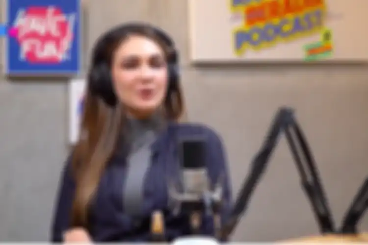 Artis peran Luna Maya saat menjadi bintang tamu Kakak Beradik Podcast yang dipandu Ruben Onsu