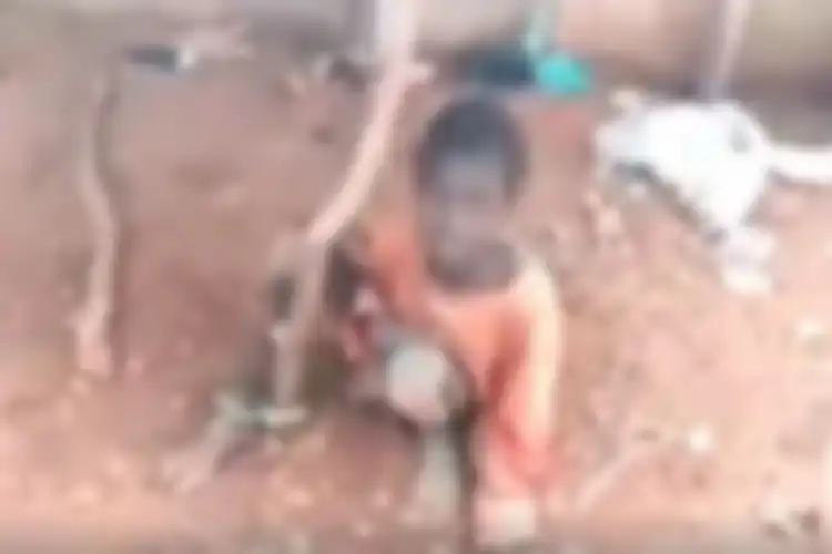 bocah nigeria yang diikat di pohon