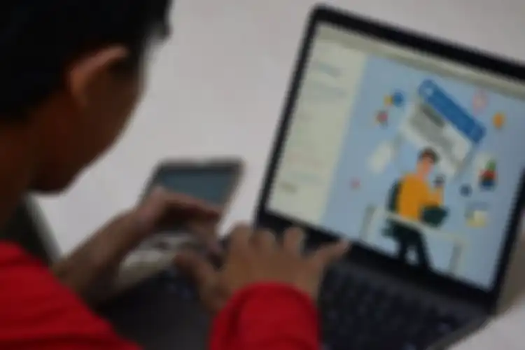 Warga mencari informasi tentang pendaftaran program Kartu Prakerja di Jakarta, (20/4/2020).