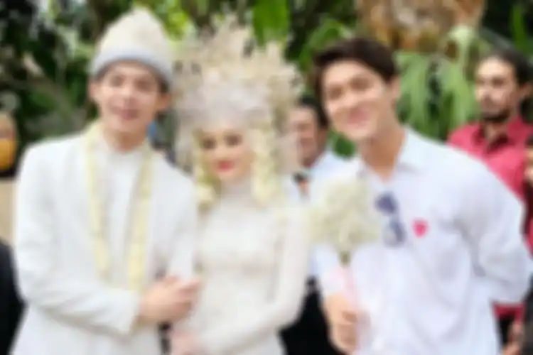 Rizky Billar saat datang ke pernikahan Dinda Hauw dengan Rey Mbayang.