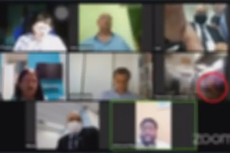  Tangkapan layar saat rapat Zoom memperlihatkan lingkaran merah, momen ketika pasangan berhubungan seks ketika pertemuan dewan kota Rio de Janeiro, Brasil, digelar via Zoom.