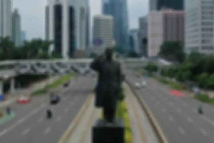 Ingatkan Masyarakat Untuk Jaga Kesehatan, Pemprov DKI Pasang Masker di Patung Sudirman