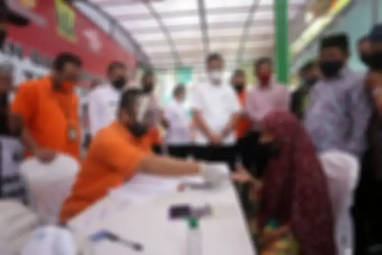 Juliari P. Batubara Menteri Sosial  menyaksikan langsung distribusi Bantuan Sosial Tunai (BST) di Kecamatan Cicurug, Kab. Sukabumi (9/7/2020).   