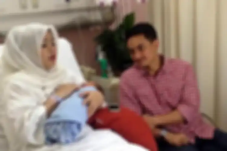 Zumi Zola bersama istrinya, Sherrin Tharia, dan putra kedua mereka, Zhafran Ziyadh At Thahirah Zola, diabadikan di Rumah Sakit Pondok Indah, Jakarta Selatan, Kamis (23/6/2016)