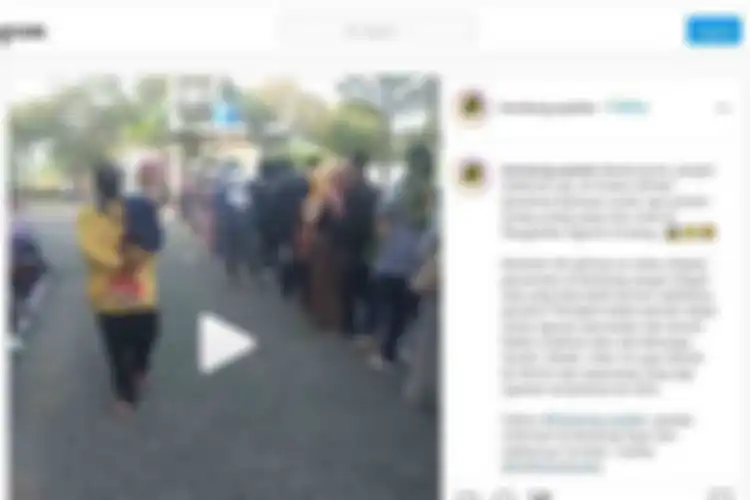 Suasana antrean perceraian yang tampak mengular di Pengadilan Agama, Bandung tiba-tiba viral. Sehari melayani 150 gugatan. 
