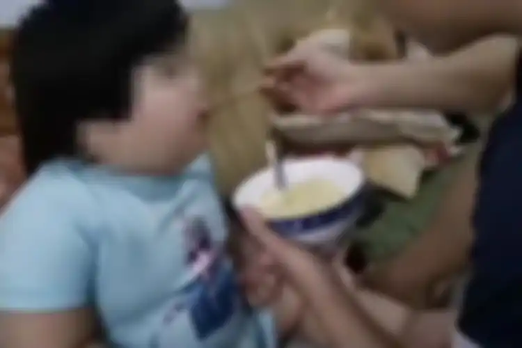 Orang tua itu diduga berusaha membuat berat badan putrinya bertambah. 