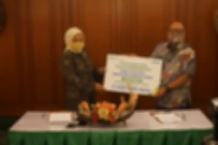 Direktur Utama BP JAMSOSTEK Agus Susanto menyerahkan 2,5 juta data penerima bantuan subsidi upah (BSU) kepada Menteri Ketenagakerjaan Ida Fauziyah.