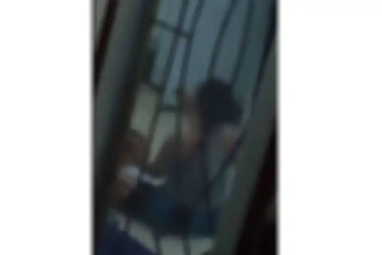 Sebuah video yang menampilakn seorang ibu beberapa kali tampak mencambuki anaknya lantaran tak kunjung mengerti saat diajari matematika, viral di media sosial