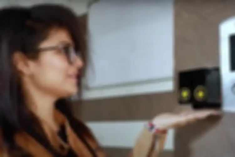 Teknologi nirsentuh untuk lift di India. Sparshless.(CNN)