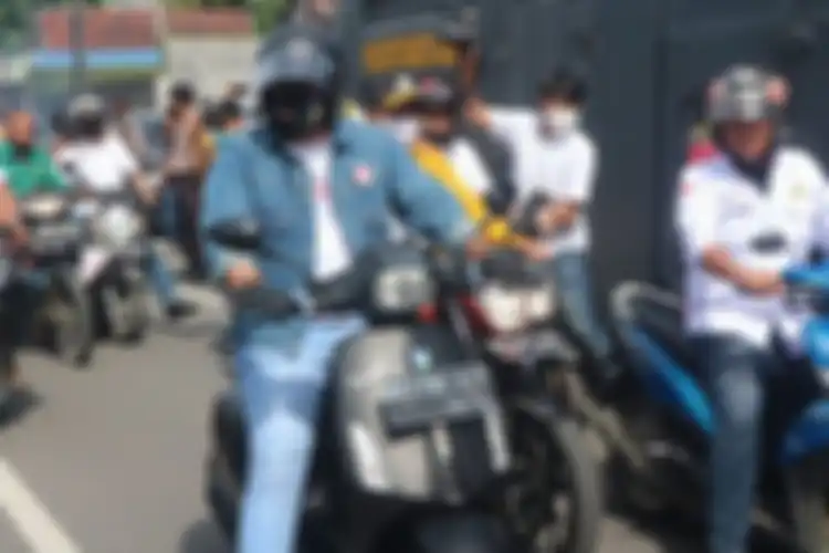 Aksi konvoi pasangan Bobby Nasution -Aulia di Medan sempat membuat polisi kerepotan mengatur para pendukung.