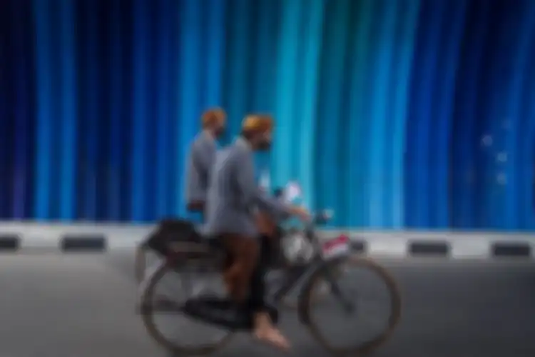 Gibran Rakabuming dan Teguh Prakoso kompak mengayuh sepeda onthel untuk mendaftarkan diri ke KPU Kota Solo.