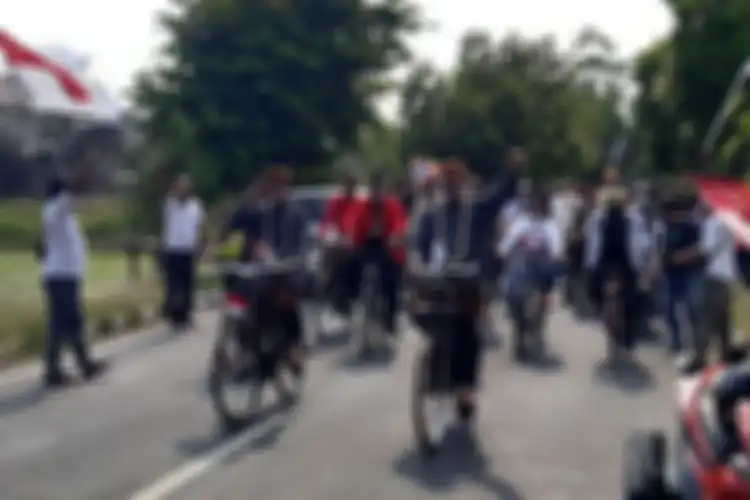Gibran Rakabuming dan Teguh Prakoso kompak mengayuh sepeda onthel untuk mendaftarkan diri ke KPU Kota Solo.