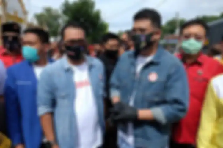 Aksi konvoi pasangan Bobby Nasution -Aulia di Medan sempat membuat polisi kerepotan mengatur para pendukung.