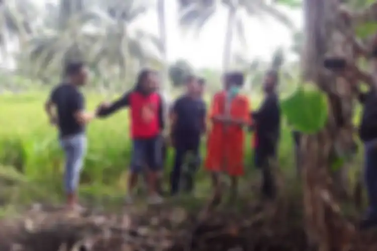 Unit Jatarans saat melihat lokasi dikuburkannya Sidik Purwanto (60) bos meubel yang telah tewas dibunuh pada tujuh tahun lalu akibat menjadi korban perampokan
