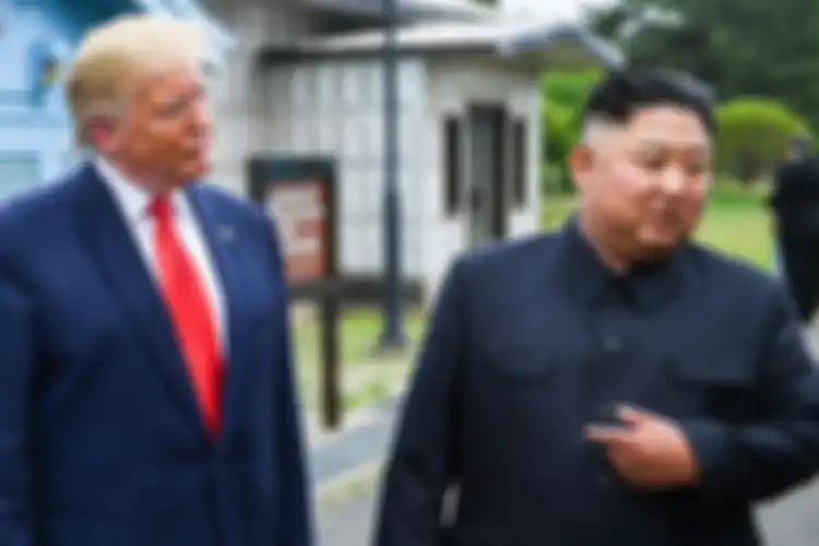 Pemimpin Korea Utara Kim Jong Un berbicara didampingi Presiden AS Donald Trump, di zona demiliterisasi (DMZ) Korea, Minggu (30/6/2019). Kedatangan Trump ke zona demiliterisasi Korea awalnya diagendakan untuk pertemuan dengan Presiden Korea Selatan Moon Jae-in, namun Presiden Moon mengatakan fokus ak