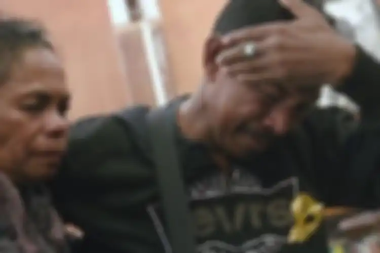 Alberto Muhammad menangis tersedu saat bertemu dengan kakaknya, Markita Ximenes, setelah terpisah selama 32 tahun. 