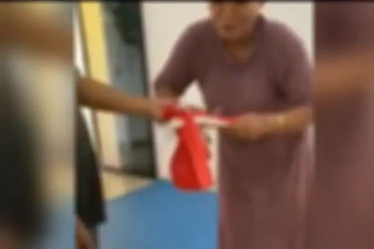 Video Ibu-ibu di Sumedang, Jawa Barat rusak bendera merah putih dengan cara digunting viral di media sosial Tik Tok, Facebook, dan YouTube, Rabu (16/9/2020). 