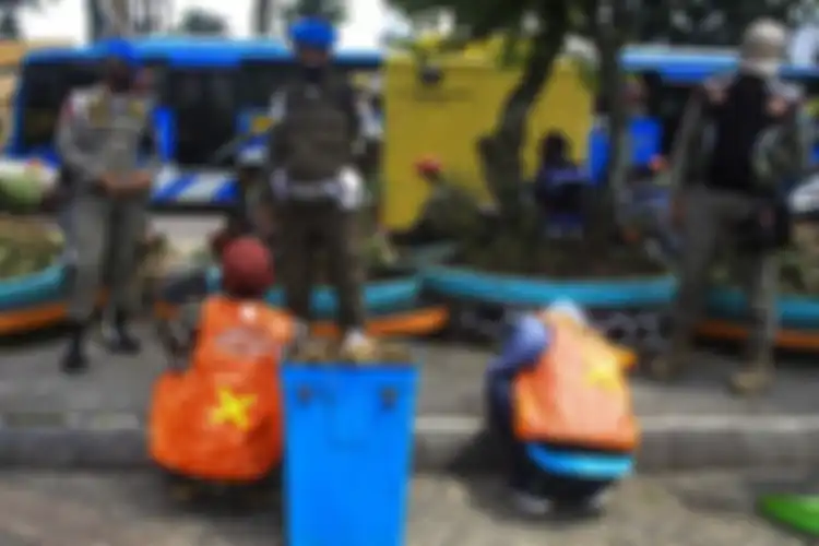Pelanggar protokol kesehatan yang tertangkap tak menggunakan masker oleh Satgas Covid-19 diberikan sanksi sosial untuk membersihkan rumput dan daun di pelataran Monumen Perjuangan Rakyat (Monpera) Palembang, Sumatera Selatan, Kamis (17/9/2020).
