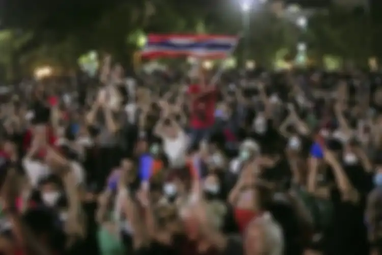 Para demonstran pro-demokrasi mengibarkan bendera nasional di lapangan Sanam Luang, saat berdemo di Bangkok, Thailand, Sabtu (19/9/2020). Ribuan pengunjuk rasa turun ke jalan hari itu untuk mendukung para mahasiswa yang berunjuk rasa mendesak digelarnya pemilu baru dan merombak sistem kerajaan.