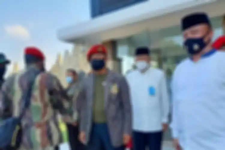Jenderal (Purn) Gatot Nurmantyo bersama sejumlah veteran melakukan tabur bunga di Taman Makam Nasional Umum Kalibata, Rabu (30/9/2020)