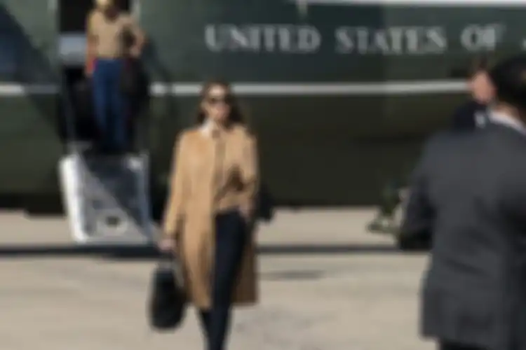 Penasihat Presiden Amerika Serikat Hope Hicks berjalan dari Marine One untuk menemani Presiden Donald Trump naik Air Force One saat dia berangkat Rabu, 30 September 2020, di Pangkalan Angkatan Udara Andrews.