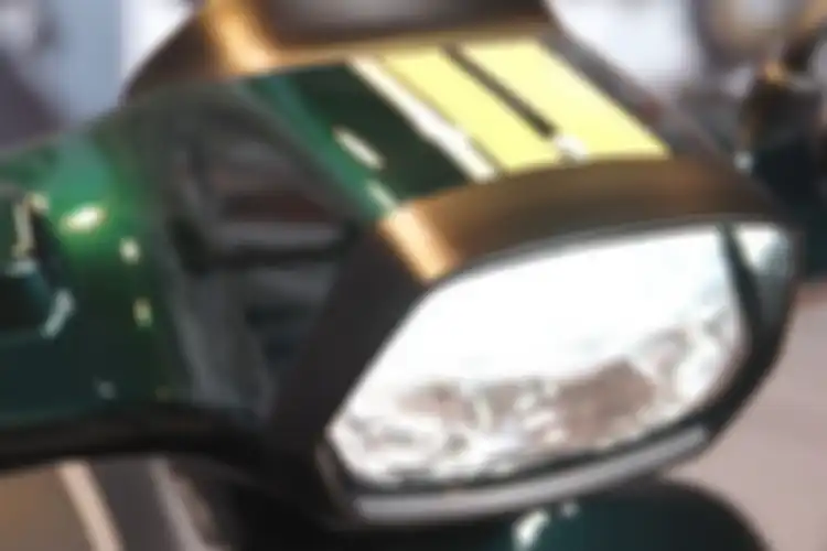 Batok Vespa Sprint 150 Racing Sixties dengan grafis striping berwarna emas