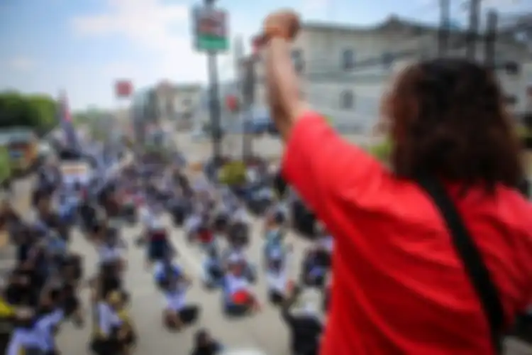 Ratusan buruh berunjuk rasa di kawasan Jatiuwung, Kota Tangerang, Banten, Senin (5/10/2020). Dalam aksinya mereka menolak omnibus law dan mengancam akan melakukan mogok kerja pada 6-8 Oktober 2020.